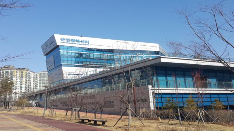 단지 인근에 위치한 운정행복센터입니다