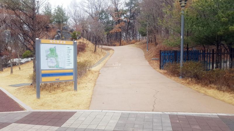 단지 주변으로 미리내공원이 위치해 있습니다
