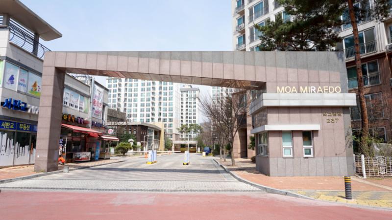 멋스러운 문주와 경비초소가 있어 보안이 우수한 판교원7단지모아미래도 단지정문이에요