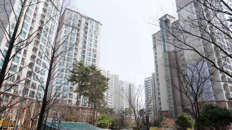 단지 북쪽으로는 백현근린공원과 태봉산이 펼쳐져 있고 남쪽으로는 운중천이 흐르고 있으며,판교공원과 청계산이 주거단지를 감싸고 있어요