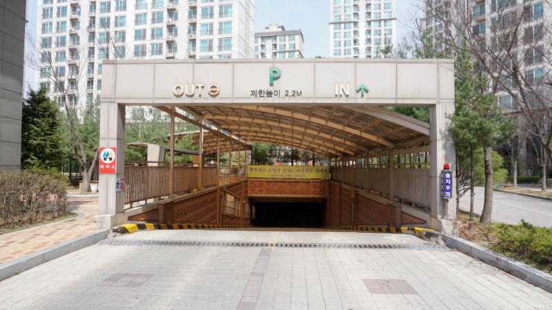 출차주의 경보음이 설치되어 있어 보행자들의 안전에 신경을쓴 지하 주차장출입구에요