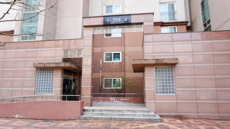 고급스러운 디자인의 공동현관이에요