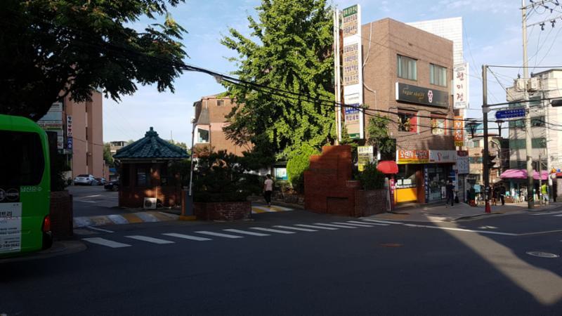 청화아파트 정문이에요