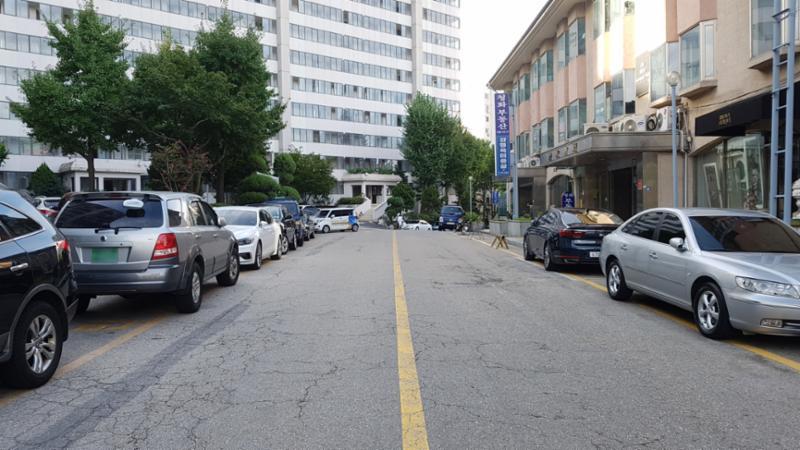 지상주차장과 인접한 단지내 도로에요