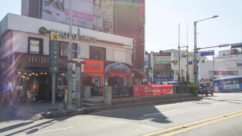역세권으로 이태원역을 이용할 수 있고, 역과 함께 이태원거리가 있어서 쇼핑과 문화생활을 함께 누릴 수 있습니다