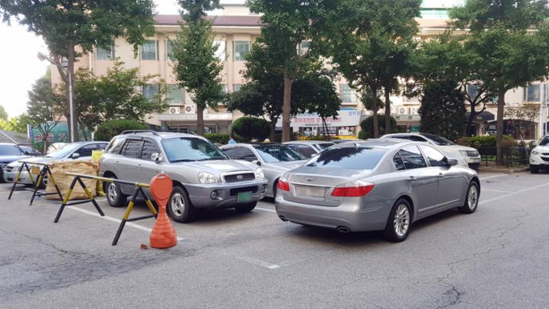 단지와 단지 사이에 넓은 지상 주차공간을 마련하여 집과 주차장의 이동이 편리해요