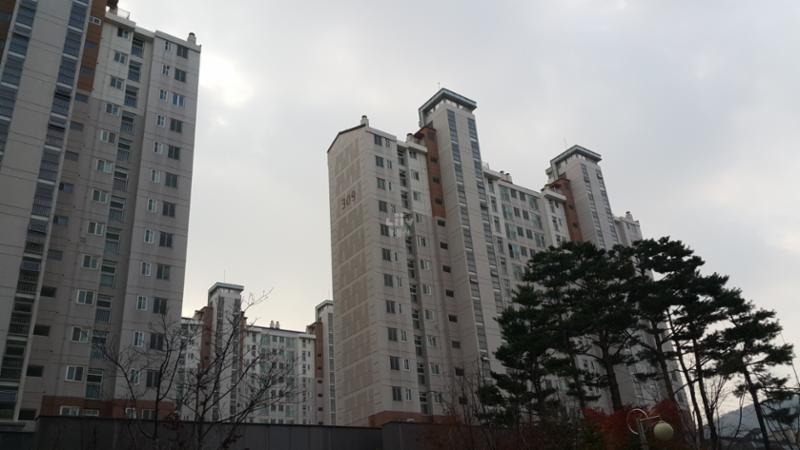 신축 단지답게 세련된 단지 외관 디자인이 돋보이며 깨끗한 외관 상태를 보여주고 있어요