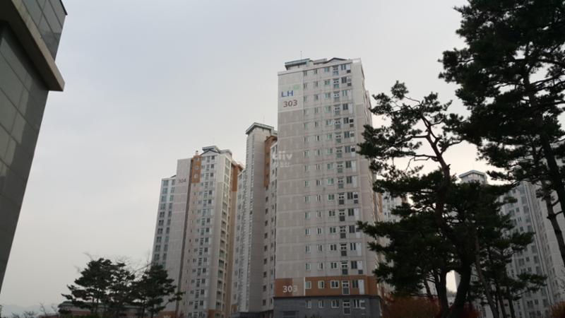 고급스러운 디자인과 차별화된 분위기로 단지의 품격을 한층 더 높이는 광명역세권휴먼시아3단지 아파트 단지전경 모습이에요