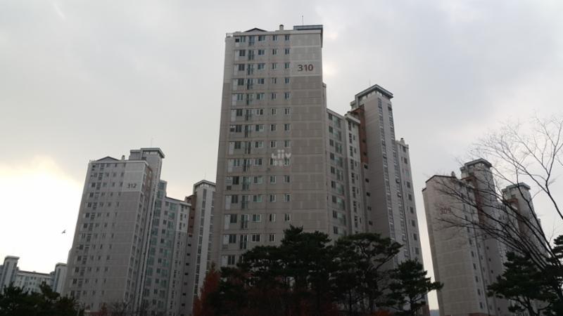 각 층마다 색을 달리해 전체적으로 화사하면서도 세련된 외관을 선보이는 단지 전경이에요