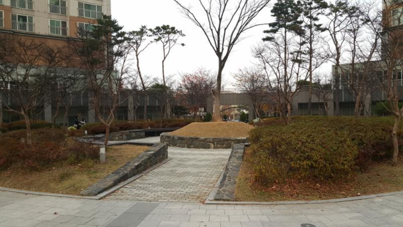 단지 내에 위치한 공원의 모습이에요
