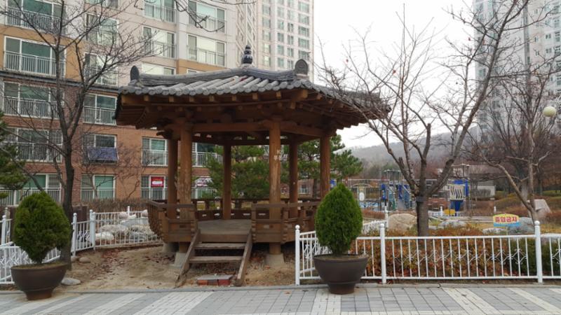 단지 곳곳에 잘 관리된 화단과 다양한 조형물이 갖춰져 있어 보는 재미가 있는 단지 조경이에요