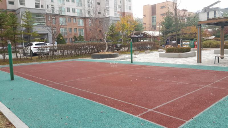 단지 내 입주민들의 건강을 생각한 운동기구와 단지 곳곳에 설치된 체육시설로 배드민턴장 등 다양한 운동을 즐기실 수 있어요