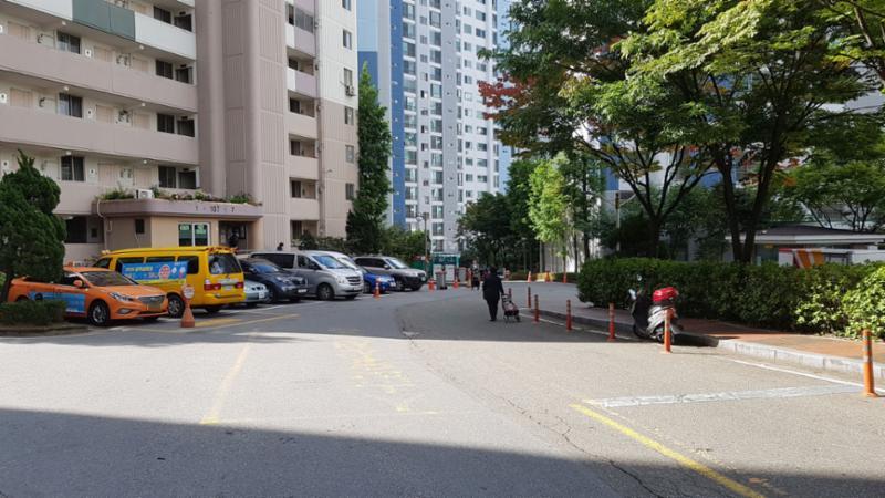 단지 내 현관으로 바로 연결되는 도로에요