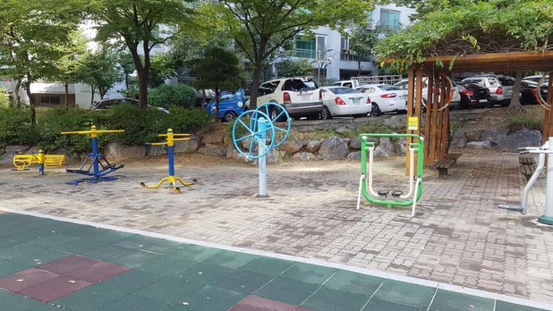단지 내에 위치한 주민운동시설이에요