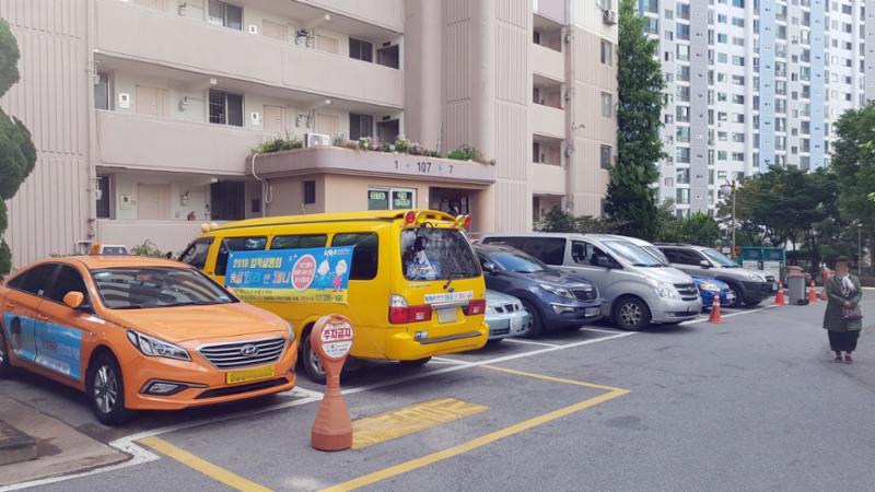 단지 현관 곳곳마다 지상 주차장이 마련되어 있고 넓이 또한 넉넉하여 차량 간의 불편사항이 없으며 도로와 인접해 정문이나 후문으로 이동이 편해져요