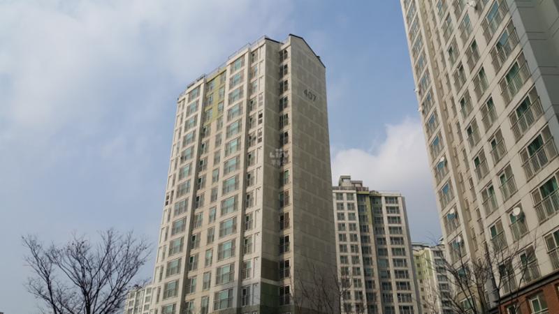 차별화된 디자인과 생동감 넘치는 색감으로 꾸며진 단지 외관이에요
