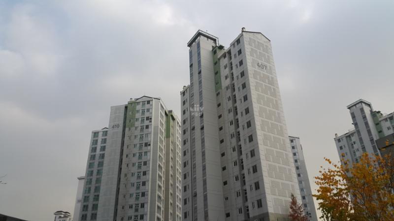 단지 내에 아트, 조형물 등 인테리어가 더욱 돋보이며, 보행로가 넓어 입주민의 보행이 편리하고 안전에도 유리합니다