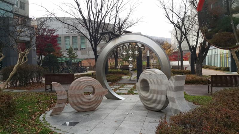 멋스러운 조형물이 단지 곳곳에 자리하고 있습니다