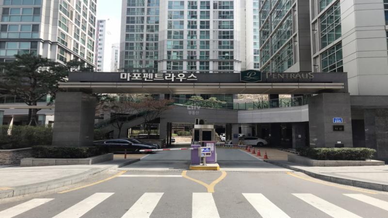 멋스러운 문주가 돋보이는 단지 정문이에요