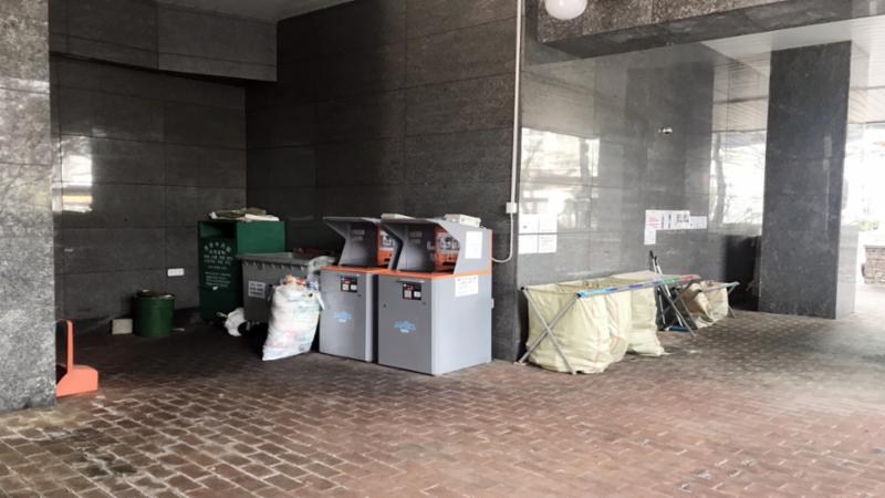주민들의 이동 경로를 배려해 주차장 외진 곳에 마련된 분리수거장이에요