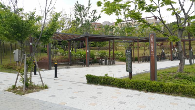 단지 인근에 위치한 쌍룡산근린공원입니다