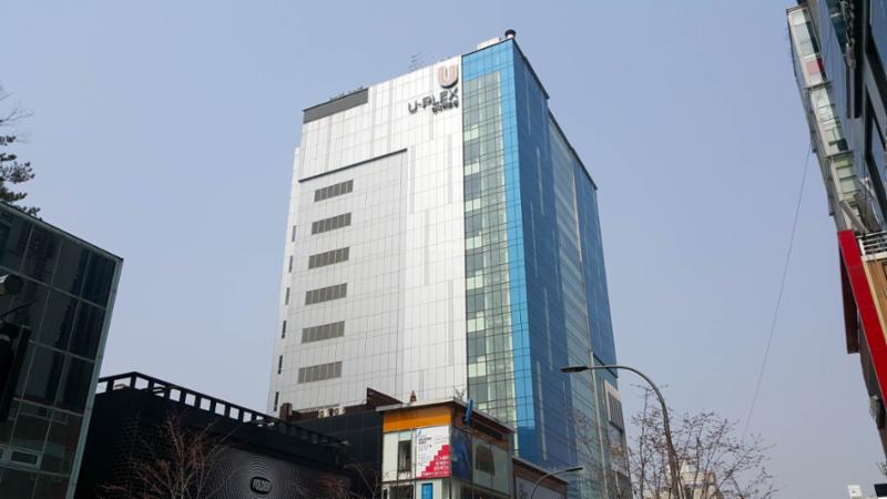 현대백화점[신촌점]과 연결되어 있는 현대유플렉스[신촌점]입니다