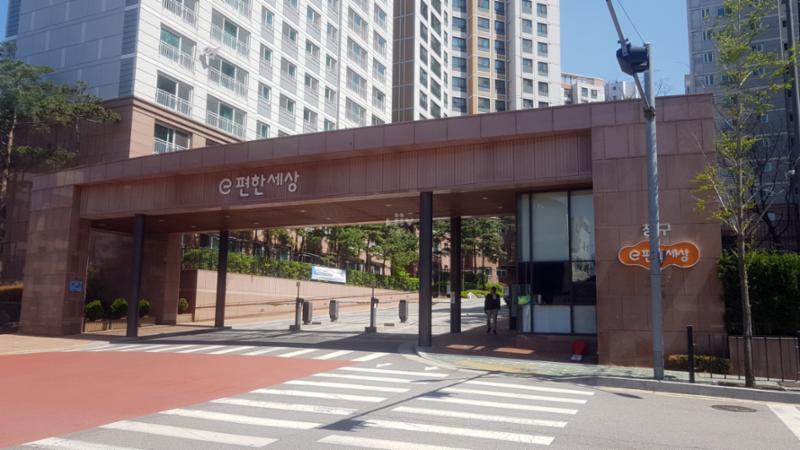 단지 정문이에요