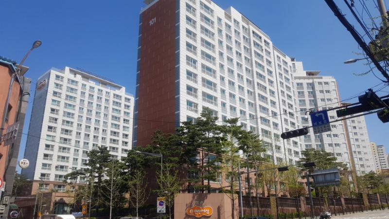 모던한 디자인의 단지 외관이 돋보이는 청구e-편한세상 단지 전경이에요