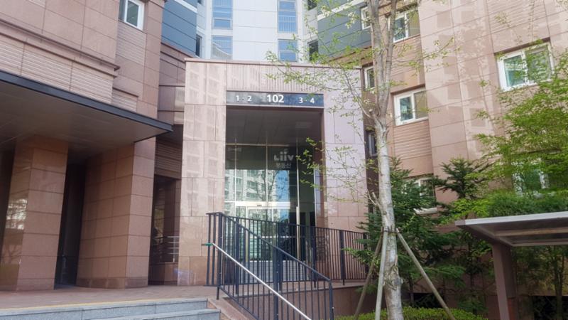 고급스러운 디자인의 공용현관 입구에요