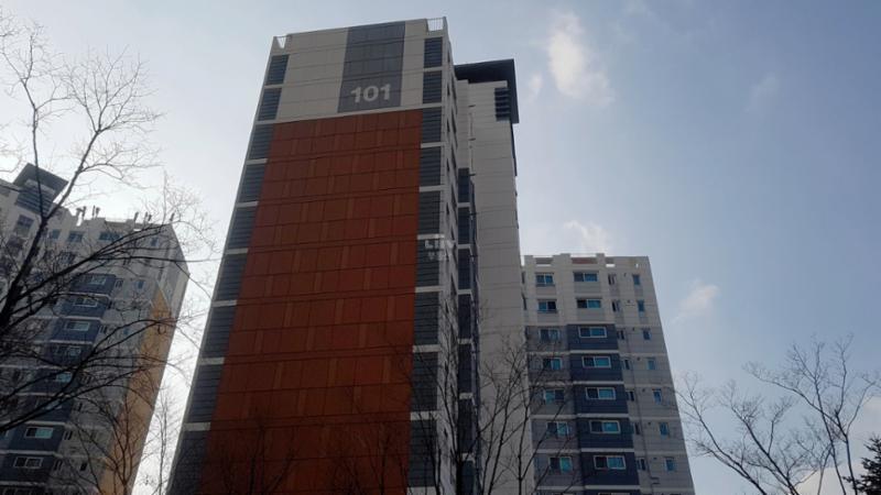 단지 내부에서 바라본 보라매e-편한세상 101동 단지전경 모습이에요