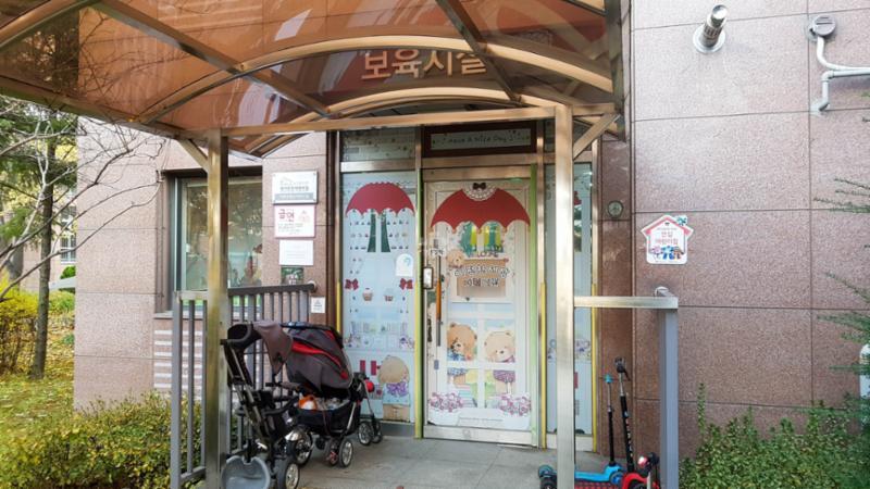 단지 모든 곳에서 접근이 용이하여 아이들의 등하원도 안전하며 부모 또한 자녀들을 안심하고 보육할 수 있는 어린이집이 마련되어 있어요