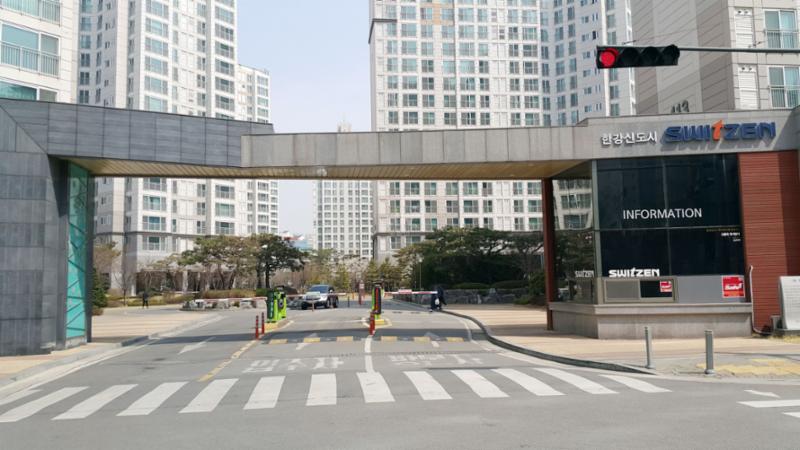멋스러운 문주가 돋보이는 단지 정문이에요