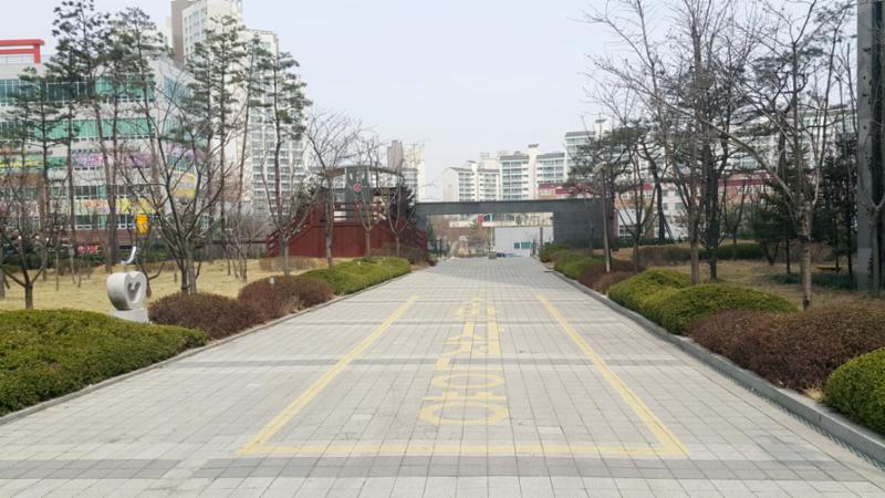 보도블록으로 깔끔하게 마감된 평지로 된 보행로이고요