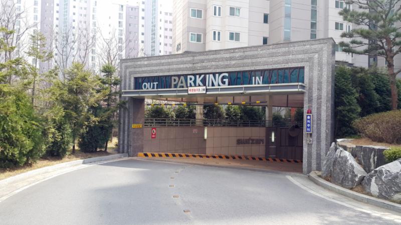 단지 내 지하주차장 출입구이고요