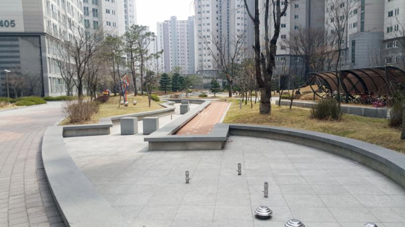단지 내 미니공원을 조성하여 주민들의 만족도가 높아요
