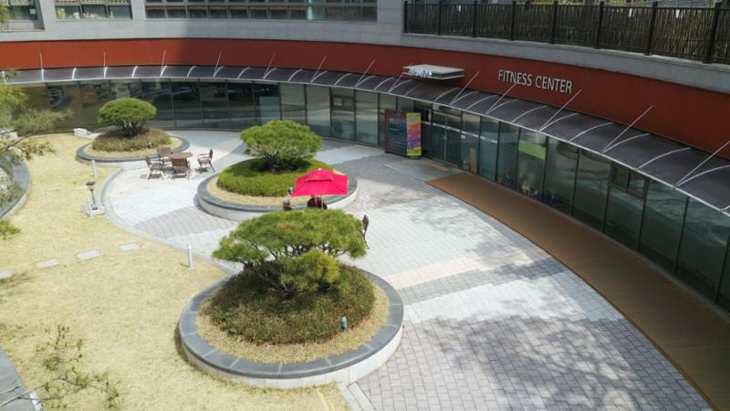 체력 단련이 가능한 다양한 운동기구가 설치된 단지 내 체육시설이에요