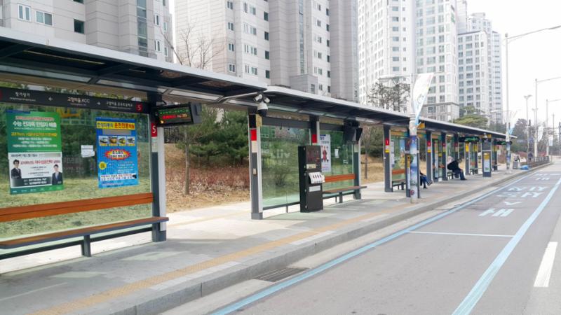 고창마을케이씨씨스위첸 아파트 단지 버스정류장입니다