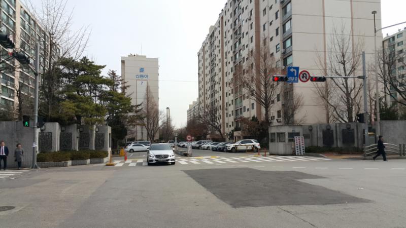 신동아아파트 단지의 정문이에요
