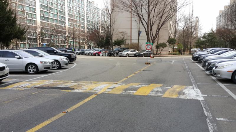 지상주차장과 인접한 단지내 도로 입니다
