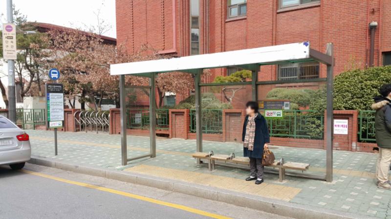 단지와 인접해 있는 버스정류장[신동아아파트]입니다
