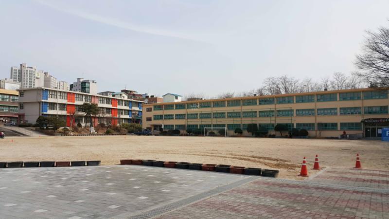 단지 인근에 위치해 있는 서빙고초등학교입니다