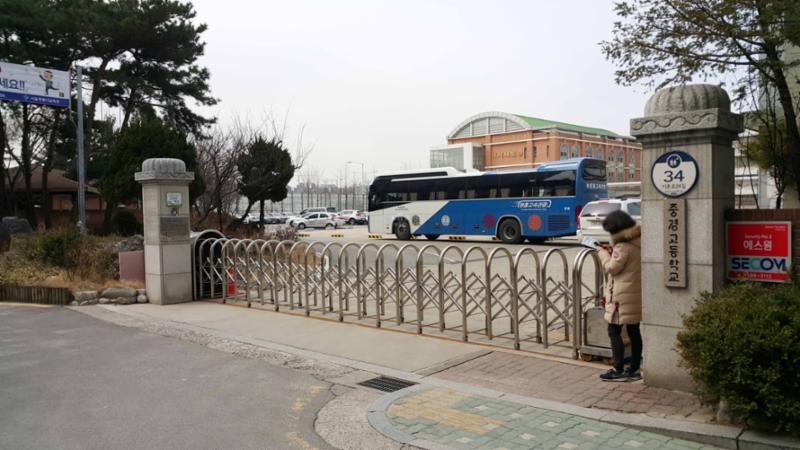 1982년 3월에 설립된 공립 중경고등학교 입니다