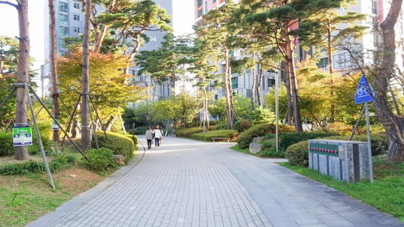 반포힐스테이트 단지 내 보행로에요