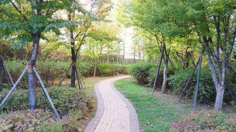 반포힐스테이트 단지 내 산책로에요