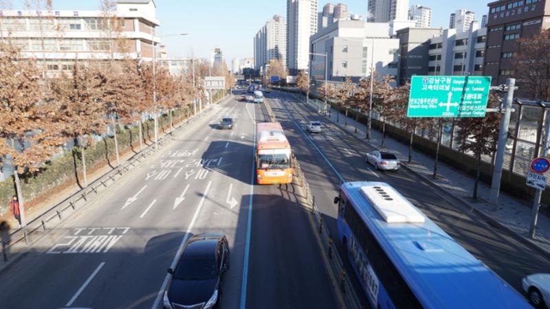 단지와 인접해 있는 신반포로입니다