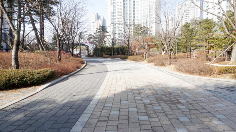 단지 내 보행로 모습이에요