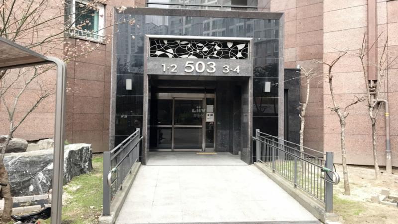 고급스러운 디자인의 공용현관 입구에요