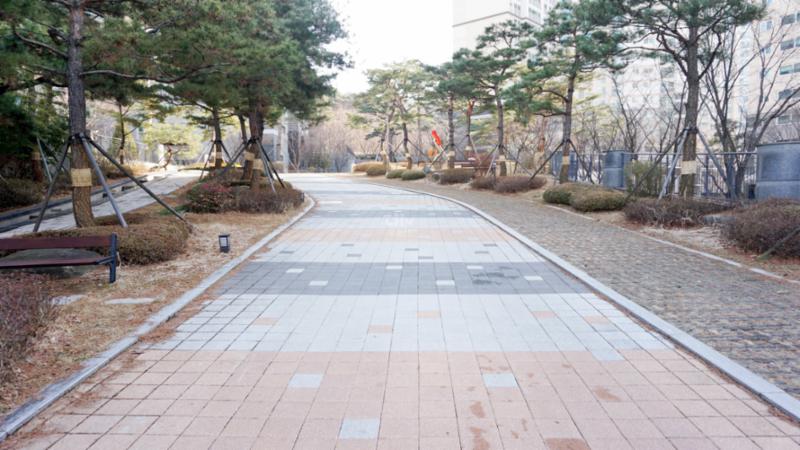 벽돌 타일로 지어진 보행로에요
