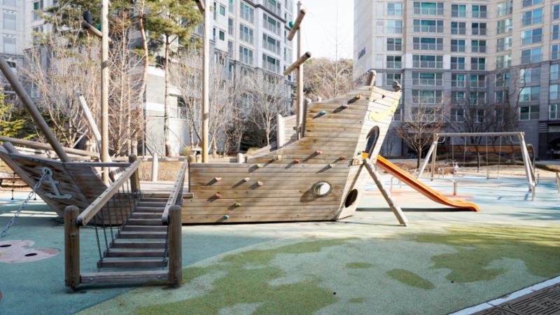 단지 내에 놀이터가 3곳에 마련되어 있어요