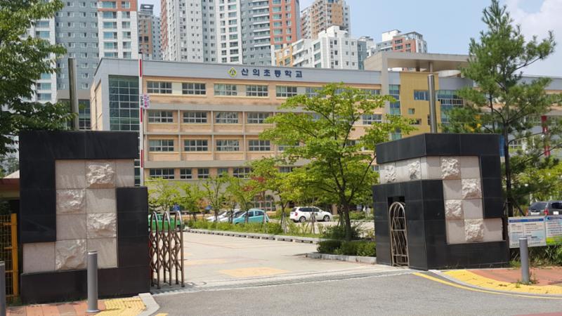 단지 주변으로 배정학교인 산의초등학교가 있습니다